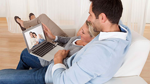 Couple amoureux utilisant un ordinateur portable.