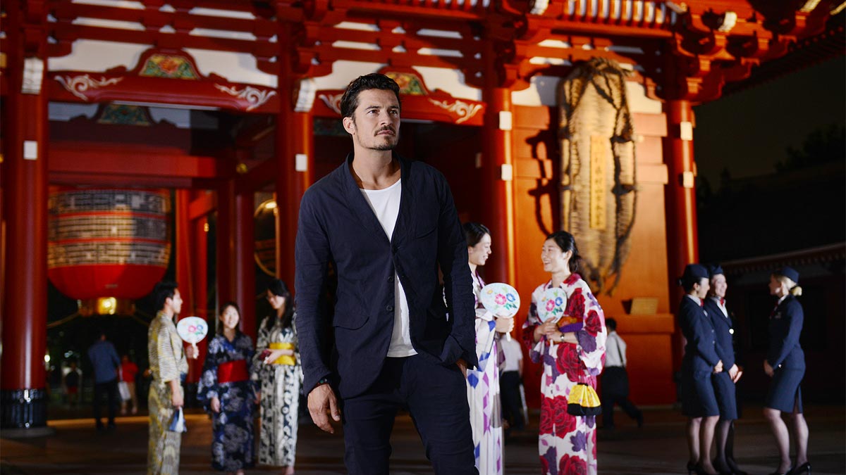 Orlando Bloom, takes in the atmosphere with British Airways ambassadors at Hozomon, inside Tokyo’s Senso-Ji temple. © Mark Oxley