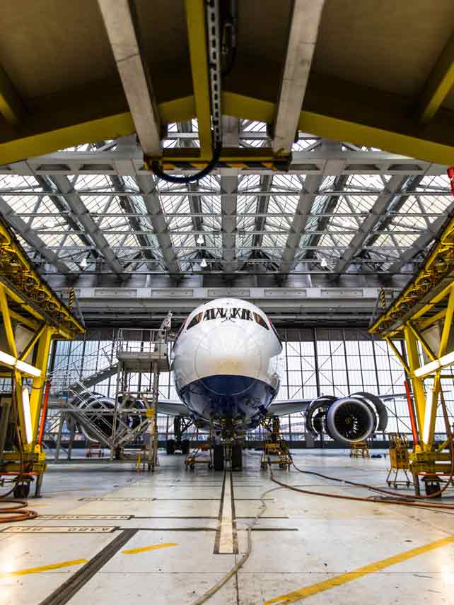 No hangar: o nosso 787 Dreamliner recebe tratamento especial © Stuart Bailey.