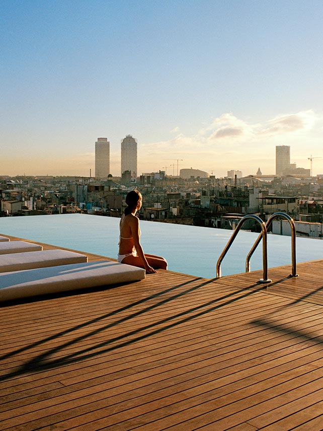 在中央大酒店的露天恒温泳池观看巴塞罗那的日出。© Grand Hotel Central。