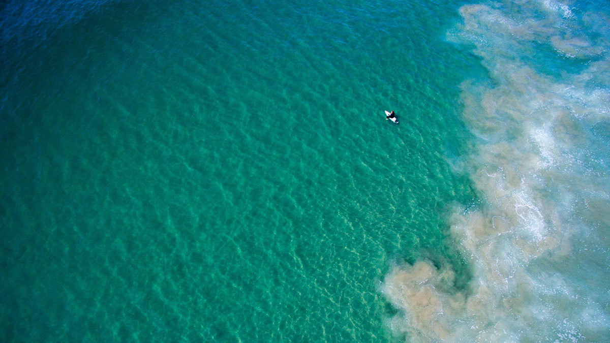 Un surfista a Zuma Beach, Malibu © National Geographic Creative/Alamy.