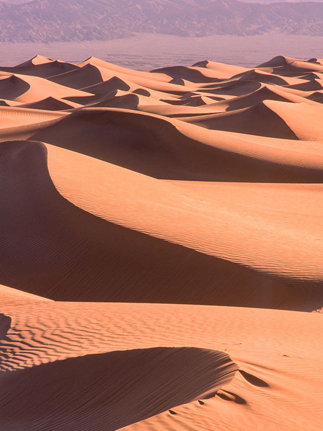 Sienta el calor de las deslumbrantes planicies del Valle de la Muerte © Alamy