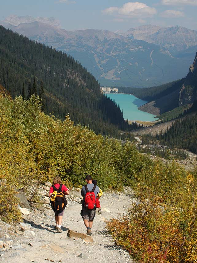 Discover the walking trails around Lake Louise © NetaDegany / Getty.