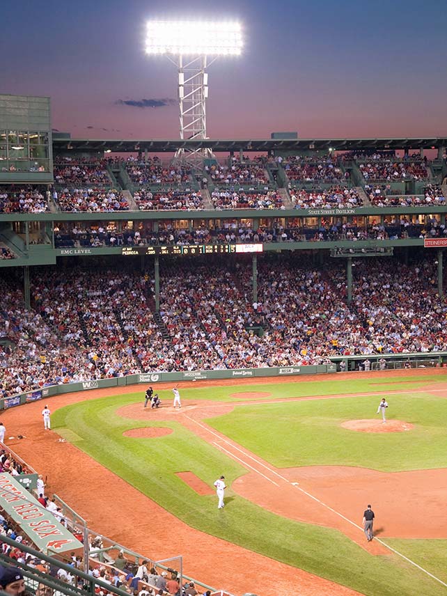 Veja um jogo de beisebol no estádio Fenway Park, em Boston © Alamy