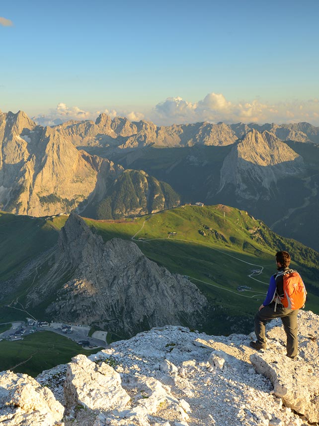 Hombre de pie en la cumbre del Sass Pordoi, sur del Tirol, Italia. ©Maya Karkalicheva.