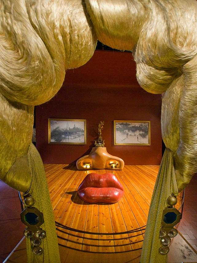The Salvador Dalí Museum in Figueres, Catalunya. ©Ayhan Altun / Alamy Stock Photo.