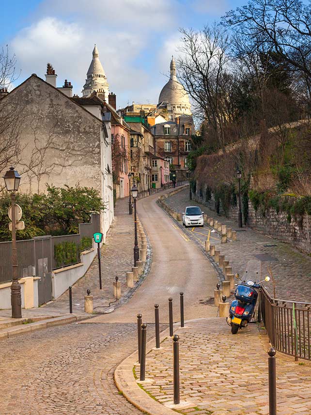 Le meravigliose romantiche stradine lastricate del quartiere di Montmartre di Parigi © Kirill Rudenko/Getty Images.