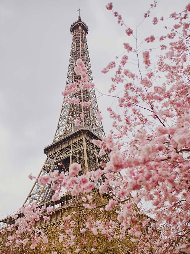 Der Eiffelturm ist ein Synonym für eine romantische Zeit in Paris © encrier/Getty Images.