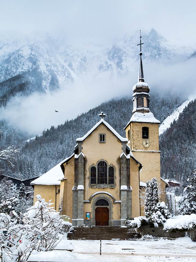 Iglesia de la ciudad de Chamonix, Francia. ©Kisa_Markiza.