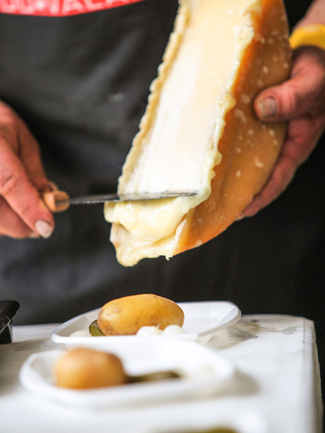 Stärken Sie sich nach einem aktionsreichen Tag auf den Hängen beim köstlichen Raclette © Patrick Frauchiger/Getty Images
