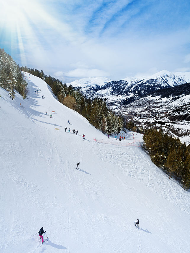 Pas de la Casa, à Andorre, est l'endroit idéal pour les skieurs qui souhaitent se dépenser sur les pistes et faire la fête jusqu'au bout de la nuit © Sergey Novikov / Alamy