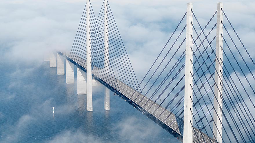 Deixe-se deslumbrar com a espetacular engenharia da Ponte de Øresund. © Getty.