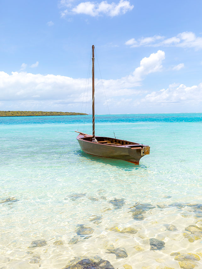 Sailing boat on the beach at Pointe d'Esny, Mauritius. © Westend61