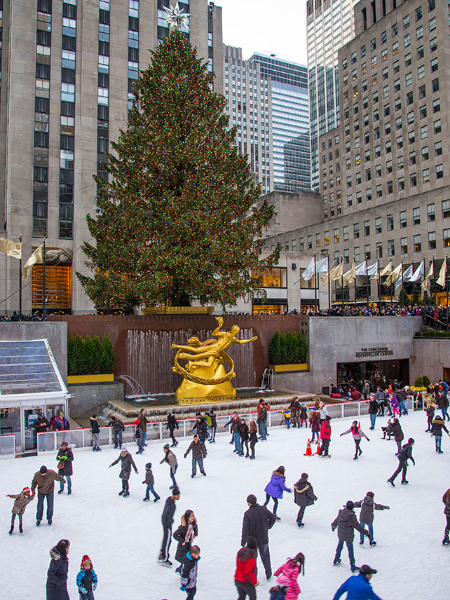 Eislaufen auf der Eisbahn des Rockefeller Plaza, New York City © Alamy