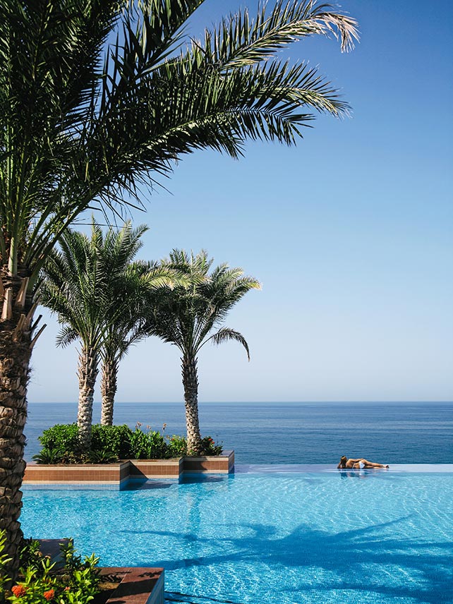 Piscina infinita en el hotel Al Husn, Shangri-La Barr Al Jissah Resort & Spa, Mascate