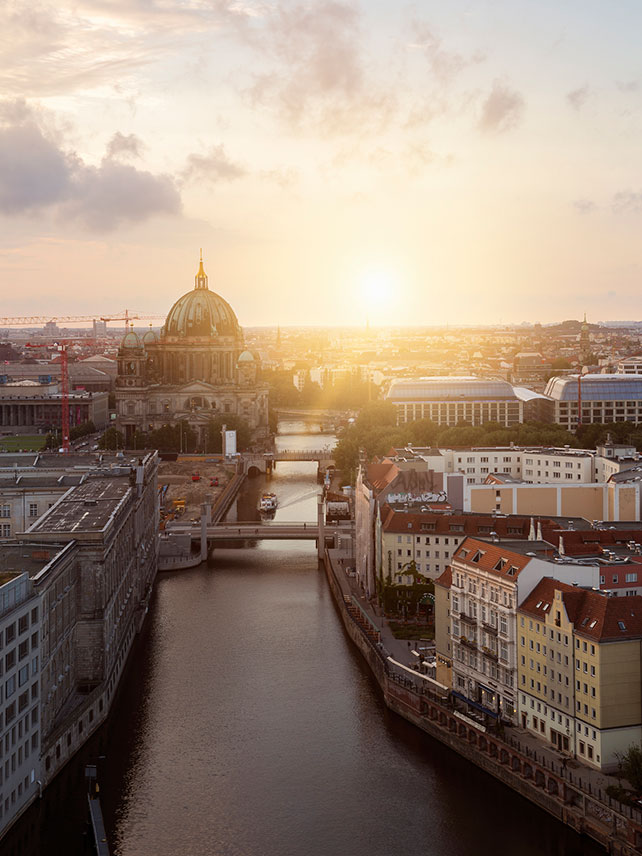 Berlino al tramonto: la Cattedrale di Berlino e il fiume Sprea © Getty Images