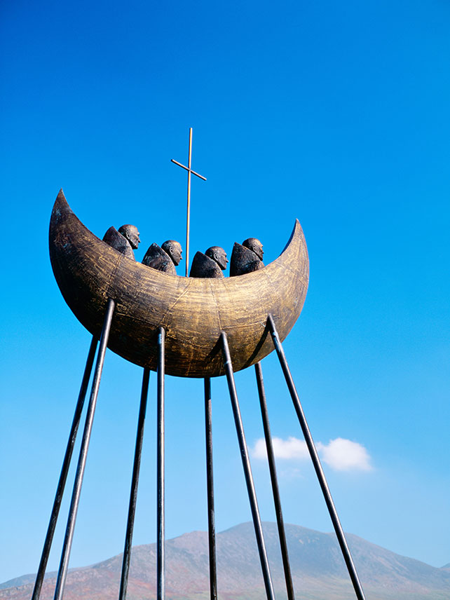 Sculpture ‘To the Skellig’ par Eamon Doherty à Cahirciveen, comté de Kerry. Crédit photo : David Lyons/Alamy Stock Photo.