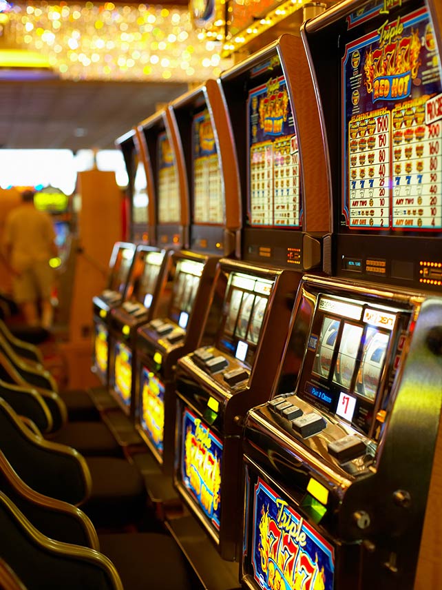 Slot machine in un casinò. ©Jupiterimages.
