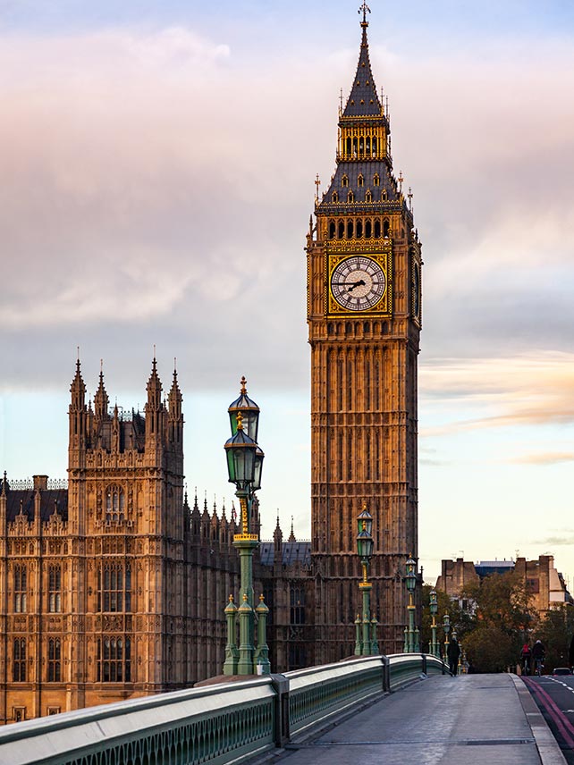 伦敦大本钟和威斯敏斯特宫©naumoid。