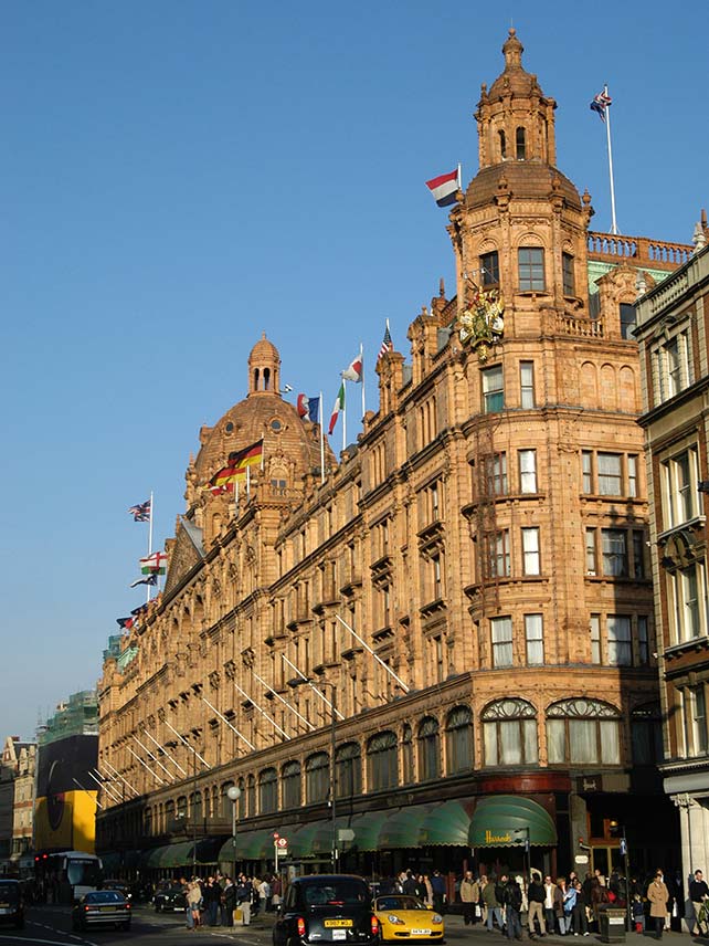 Iconic Harrods makes an ideal photo opportunity for first-time visitors © Alex Segre / Alamy Stock Photo