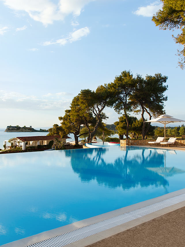 Vista desde la piscina infinita del Sani Club, Halkidiki. © 2018 Sani Resort.