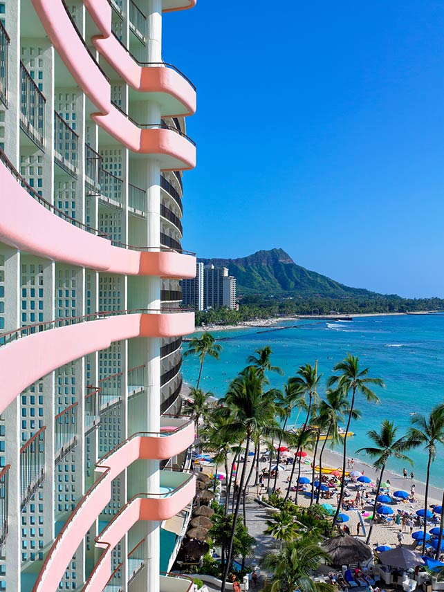 Rodéese del color rosa en la exclusiva Mailani Tower de The Royal Hawaiian.