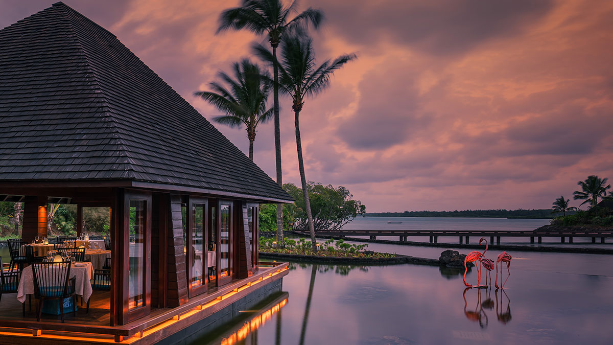 Beau Champ restaurant at sunset, Four Seasons Resort Mauritius at Anahita. © Four Seasons.
