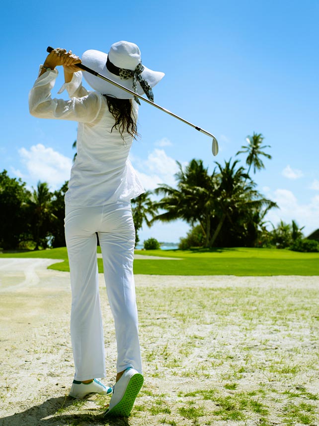 Woman playing golf. © PhotoTalk.