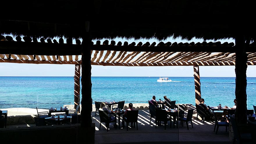 Nehmen Sie mit Blick auf das Meer einen erfrischenden Drink im Café © Getty