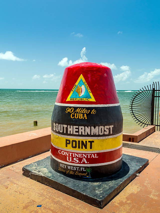 Boa di segnalazione che indica il posto più a sud degli Stati Uniti continentali a Key West. Foto di: f11photo