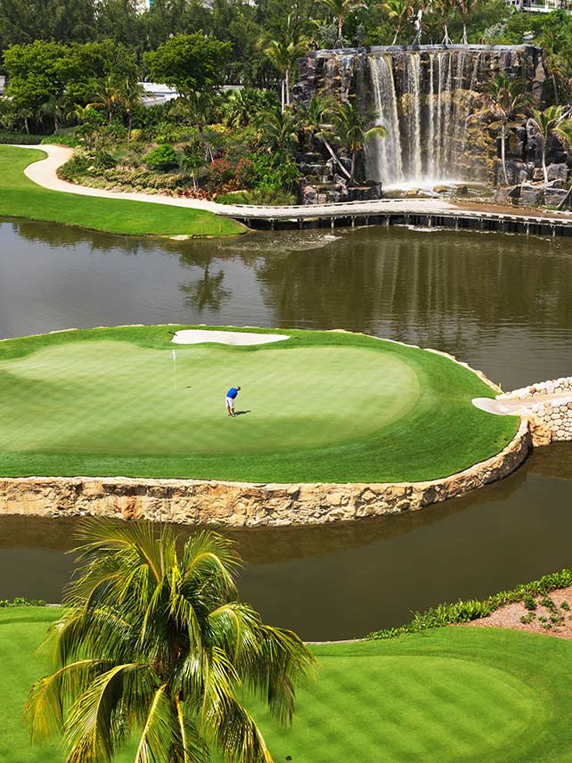 Aventura, 18th hole on golf course at Turnberry Isle Resort. Photo credit: Cosmo Condina / Alamy Stock Photo.