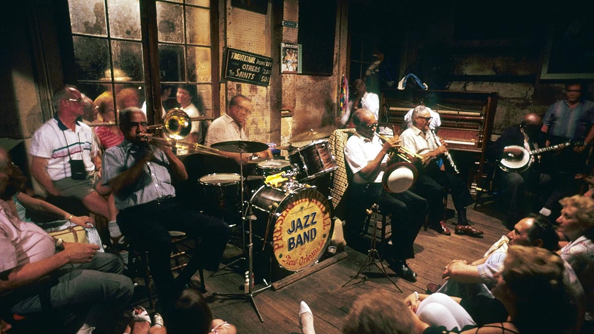Écouter un ensemble de jazz traditionnel à Preservation Hall est un must à la Nouvelle-Orléans © John Elk III/Alamy