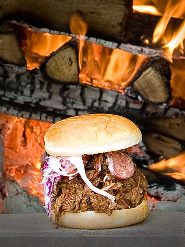 Probieren Sie einen „Slow-and-Low“-Burger im Franklin Barbecue, Austin