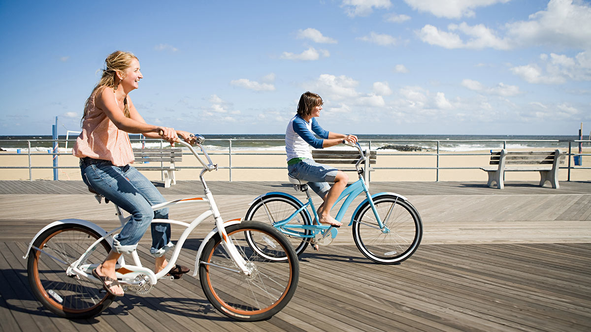 A área com o piso todo em madeira, em Asbury Park, é perfeita para um passeio de bicicleta © Getty Images