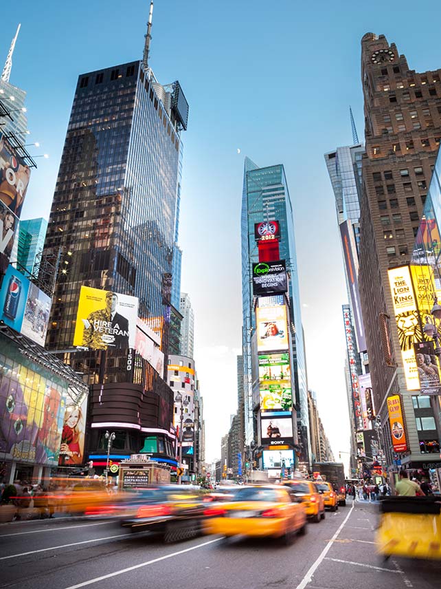 Voitures et taxis dans le quartier animé de Times Square. © ShutterWorx.