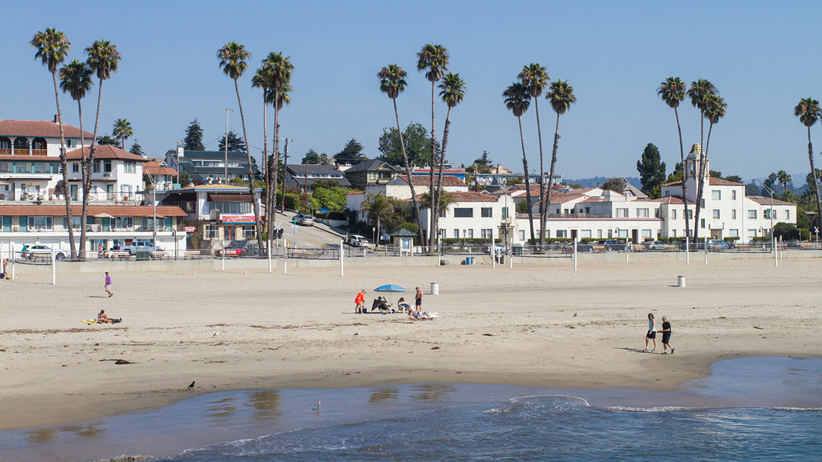 Enjoy soft sand and warm waters on the palm-fringed beaches of Santa Cruz © Getty.