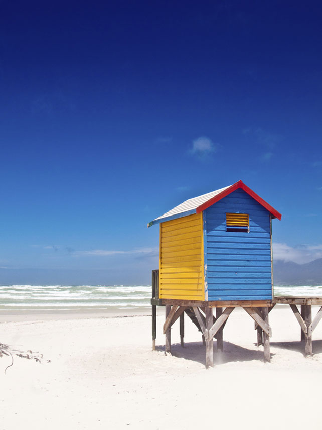 Farbenfrohe Strandhütten am Strand von Muizenberg, Kapstadt, Südafrika. Foto von Ferrantraite
