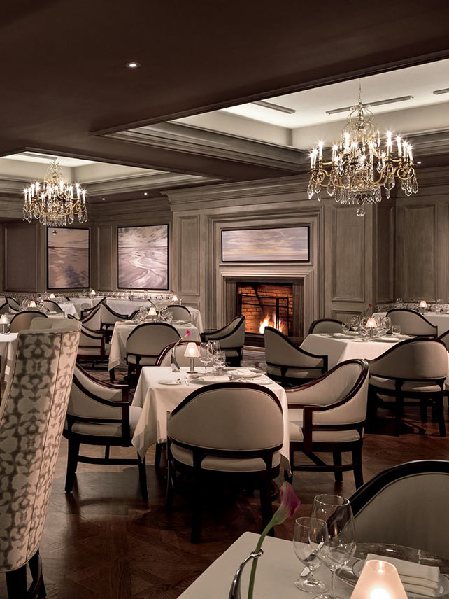 Fine dining at The Grill, The Ritz-Carlton, Naples. © 2018 The Ritz-Carlton Hotel Company.