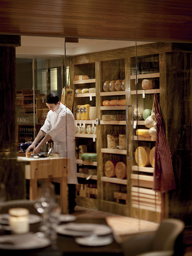 La cantina dei formaggi del ristorante TOCA, The Ritz-Carlton, Toronto ©The Ritz-Carlton Hotel Company.