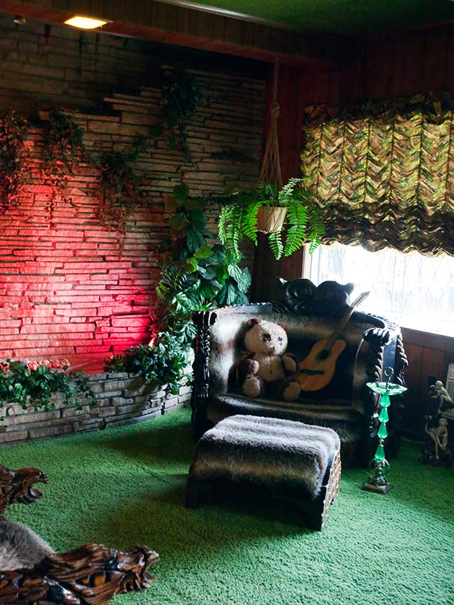 Das Jungle Room in Graceland, Memphis, Tennessee ©Karen Cowled / Alamy Stock Photo.