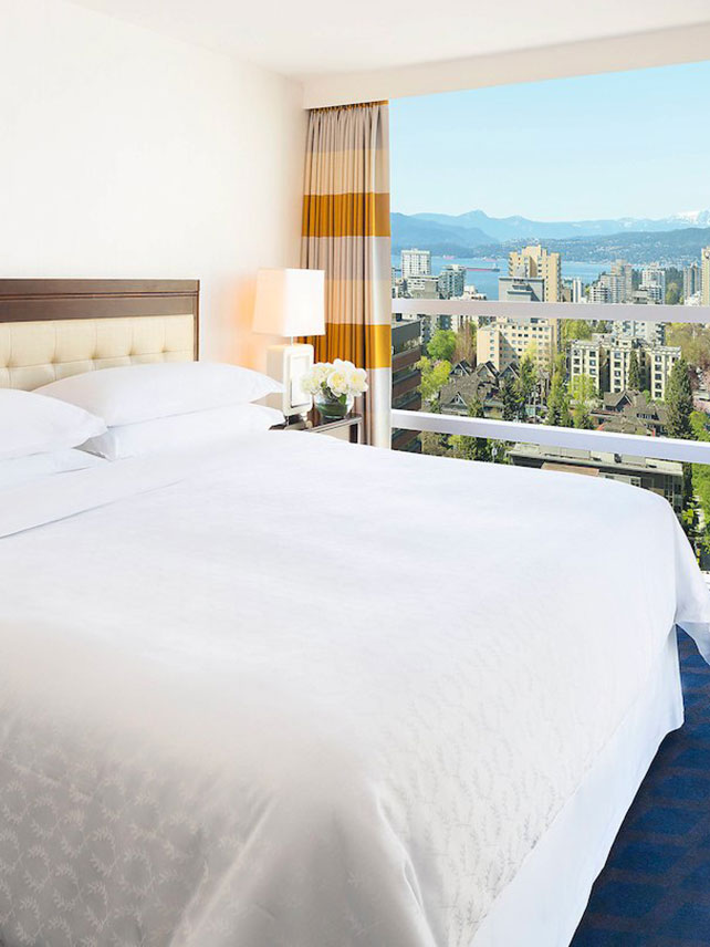 Guest room allo Sheraton Vancouver Wall Centre. © Marriott International, Inc.
