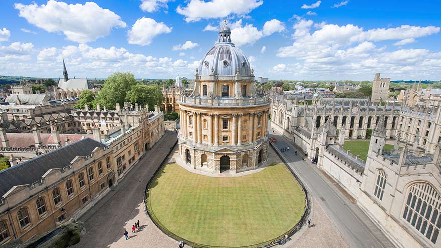 牛津最引人注目的建筑莫过于圆形的拉德克利夫图书馆 (Radcliffe Camera) 了。