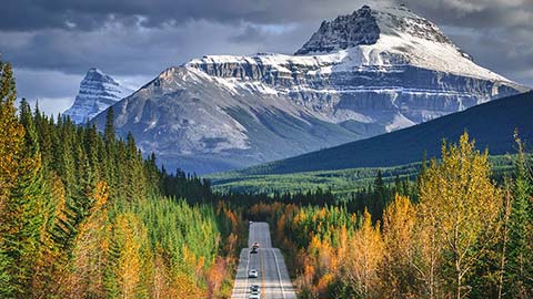 Route d'automne dans les Rocheuses canadiennes, à la Promenade des Glaciers, Alberta, Canada.