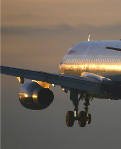 Airbus A320-200 en approche au coucher du soleil (cliché Andrew Simpson).
