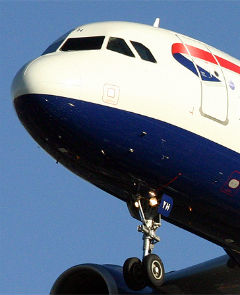 空中客车 A320-200 正在起飞（由 A. Cooksey - airlineimages.co.uk 拍摄）。