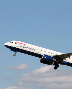 空中客车 A321-200 正在进场着陆（由 A. Cooksey - airlineimages.co.uk 拍摄）。