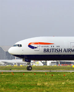 Boeing 777-300 en roulement au sol (Cliché A. Cooksey - airlineimages.co.uk)