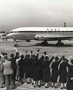 BOAC De Havilland Comet 1 G-ALYP leaving Heathrow for Johannesburg on the world's first jet service, 2 May 1952.
