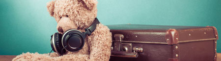 Teddybär und Koffer.