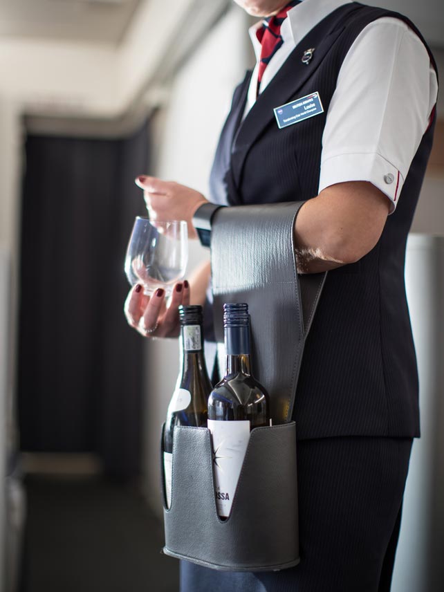 Détendez-vous autour d'un verre de vin servi à bord © Nick Morrish.
